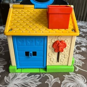 VINTAGE 1984 FISHER PRICE DISCOVERY COTTAGE.